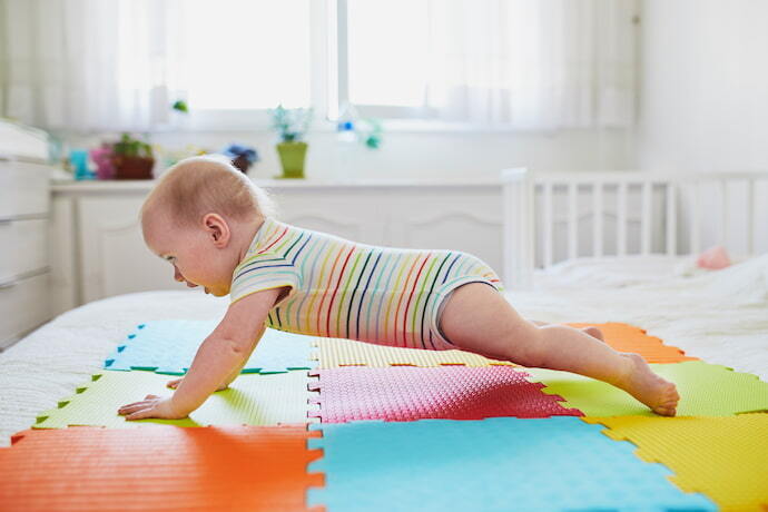 Bebê no tapete de atividade