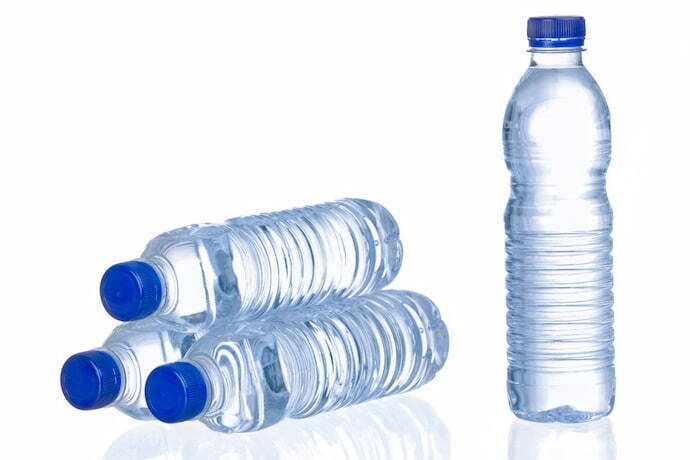 Quatro garrafas de água