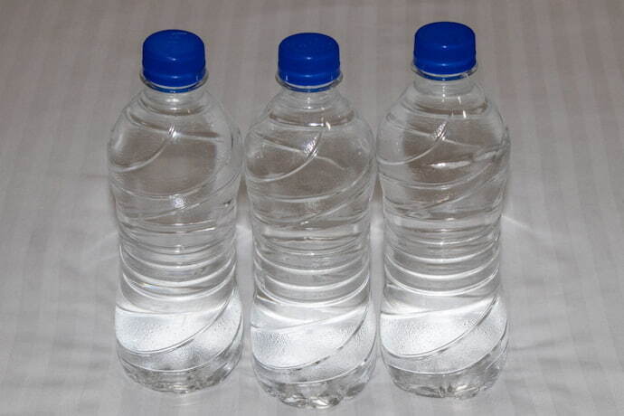 Três garrafas de água em fileira