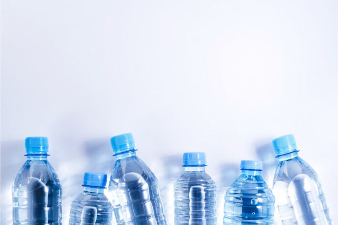 Várias garrafas de água