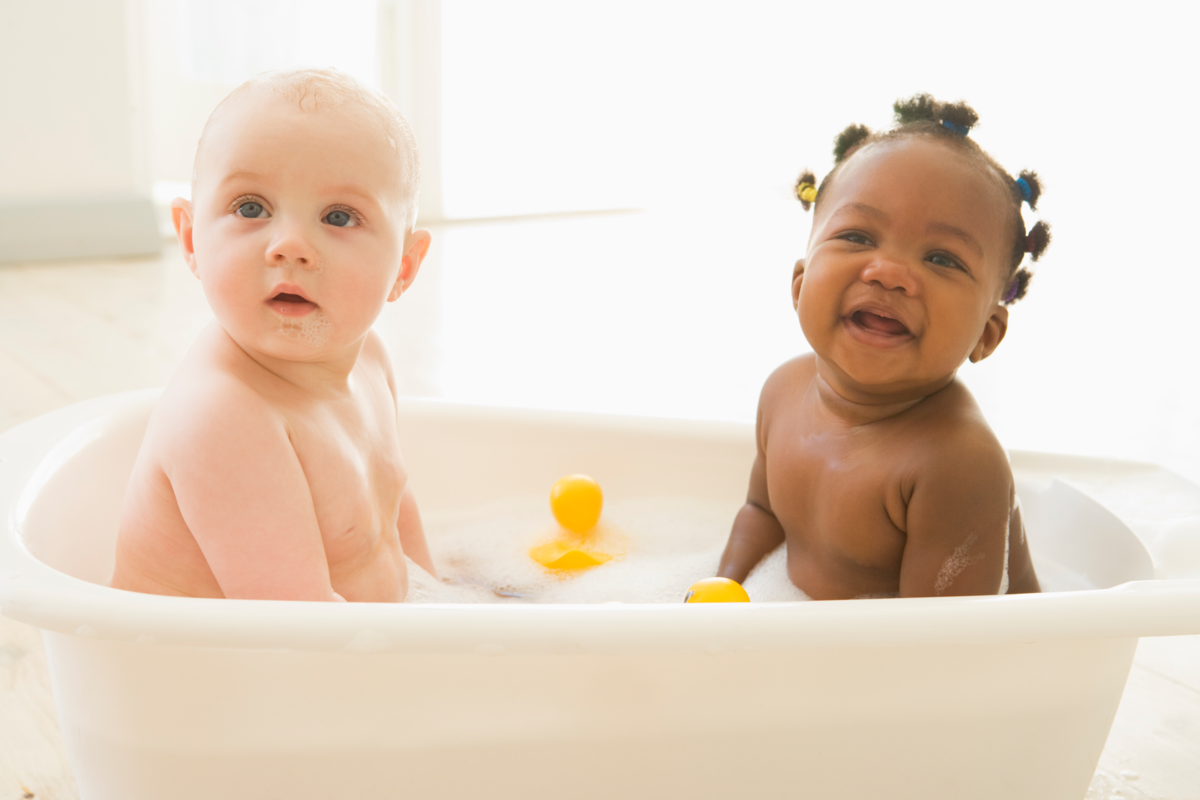 dois bebês na banheira