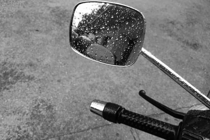 Espelho de moto molhada