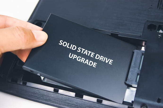 Técnico instalando SSD