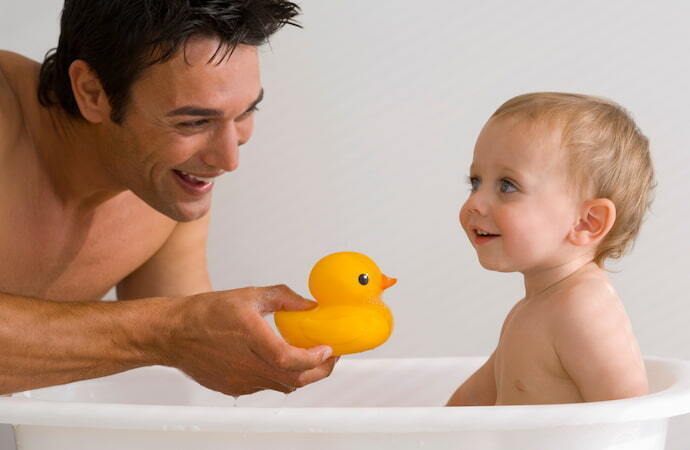 Pai e bebê na banheira