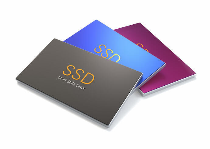 Três SSDs com cores diferentes
