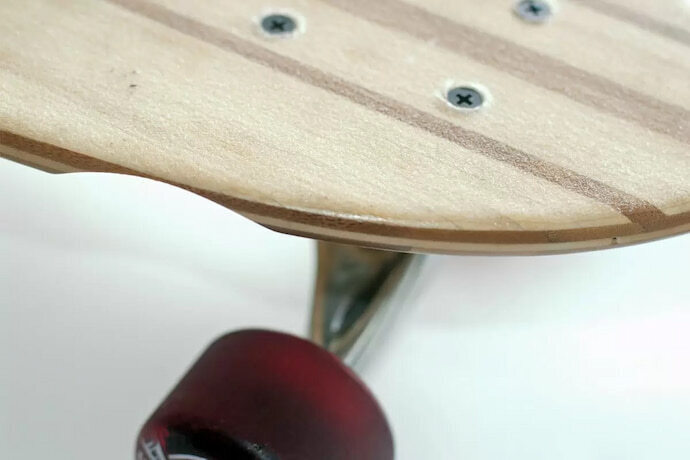 Detalhe de um skate de madeira