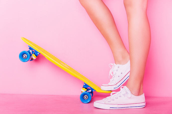 Menina com pé levantando Skate cruiser
