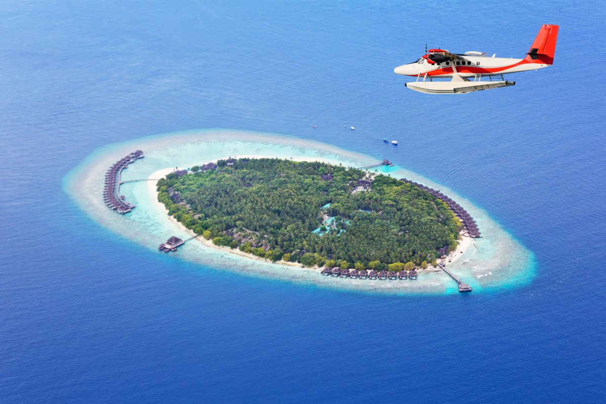 Avião indo em direção a uma das ilhas das Maldivas