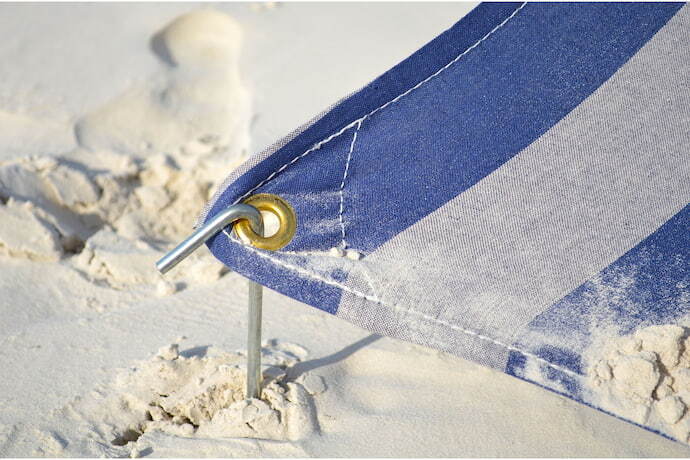 Fixador de tenda na areia da praia