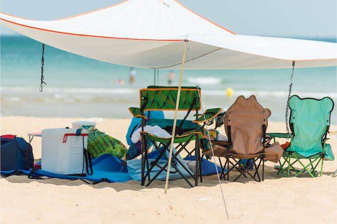 Tenda e cadeiras na praia